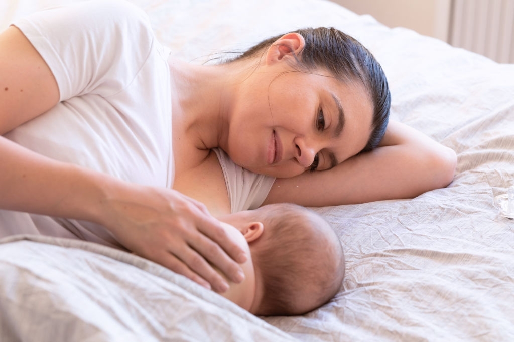 cara menyusui bayi posisi tidur