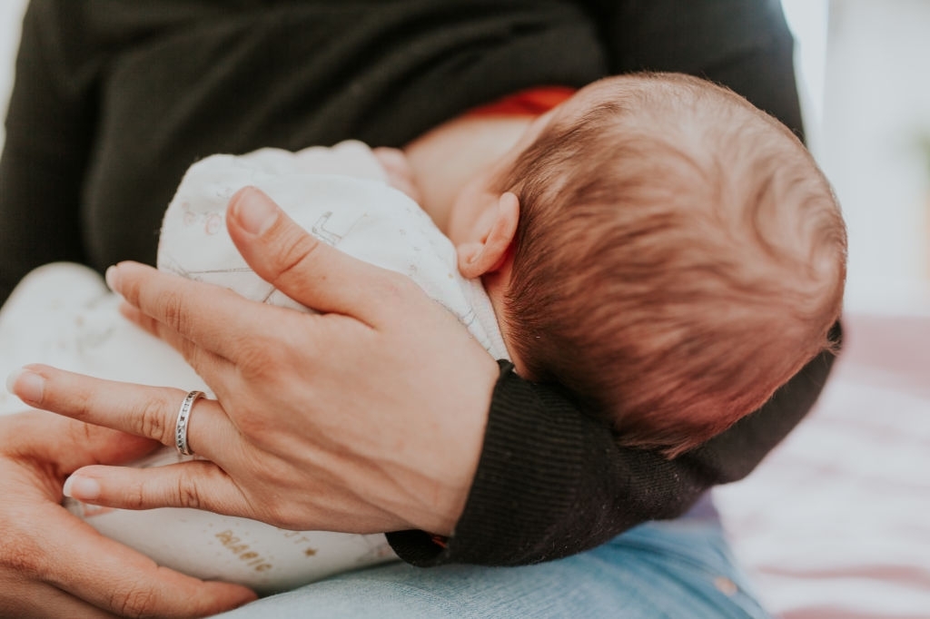 cara menyusui bayi tidur