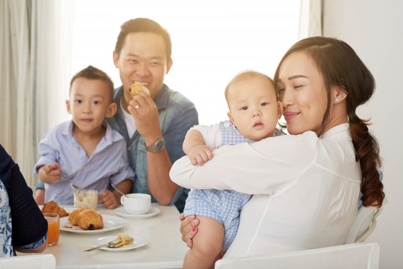 Cari Tau! Tahapan Perkembangan Bayi 7 Bulan