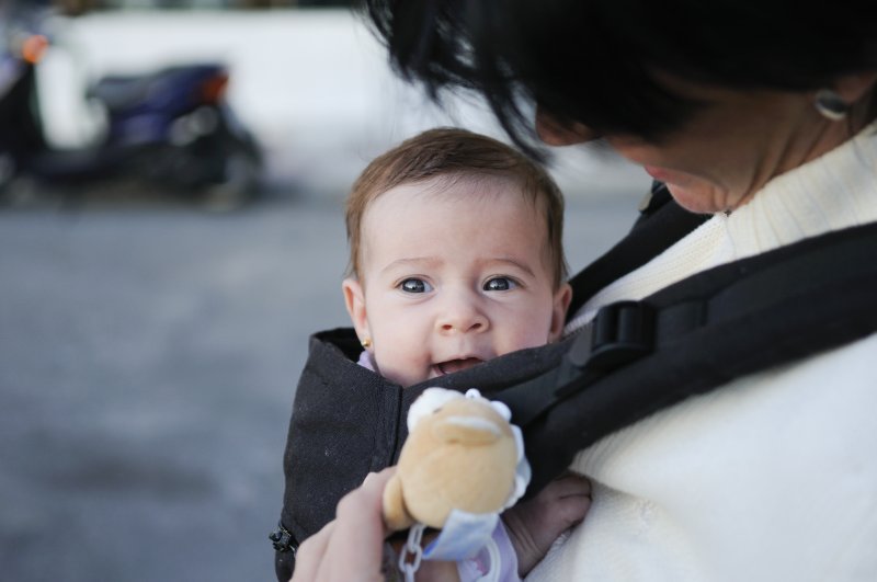 Ketahui Bahaya Gendongan Bayi Depan Moms!