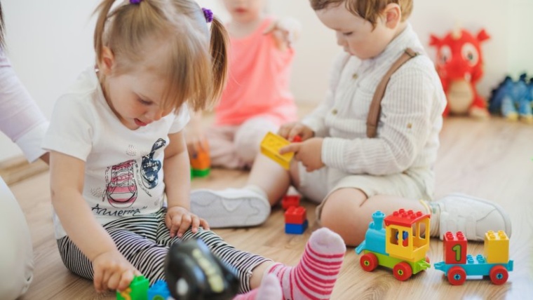 Pahami Tanda Usia Tepat untuk Mendaftarkan Anak ke Sekolah Moms