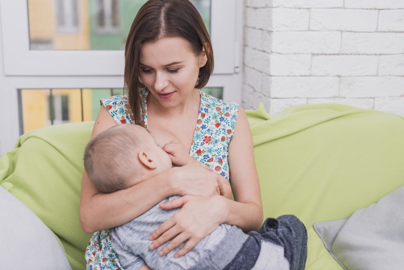 Jangan Berlebihan Moms, Inilah Ciri Bayi Kenyang ASI