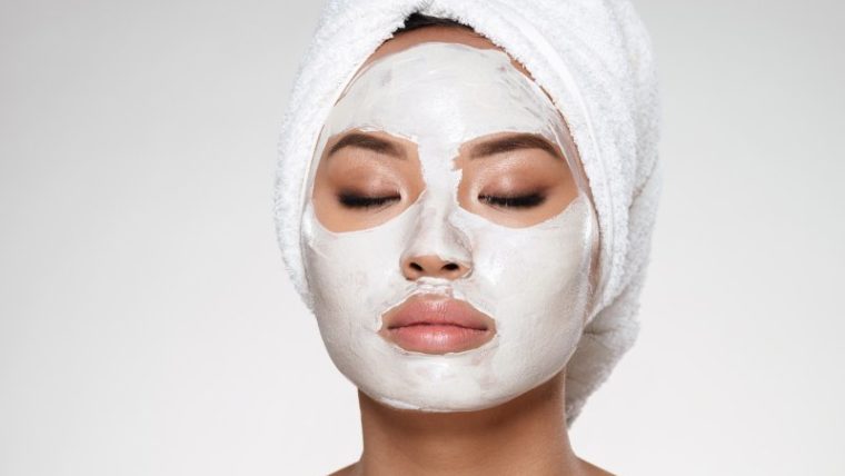 Mau Kulit Cantik, Ayo Buat Masker Penghilang Jerawat Sendiri di Rumah!