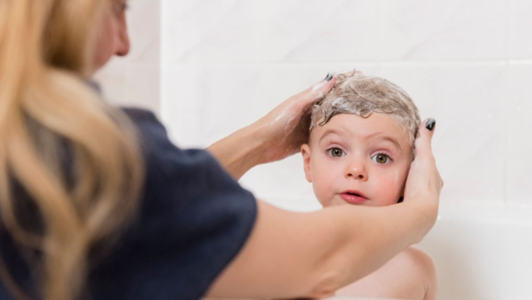 Oh, Begini Ternyata Cara Menebalkan Rambut Anak yang Aman!