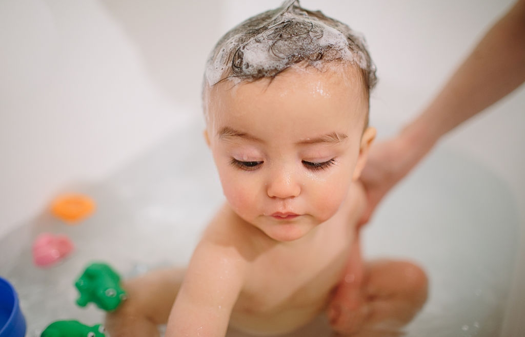 Cara Menebalkan Rambut Bayi dengan Produk Shampo Khusus Bayi Moms!