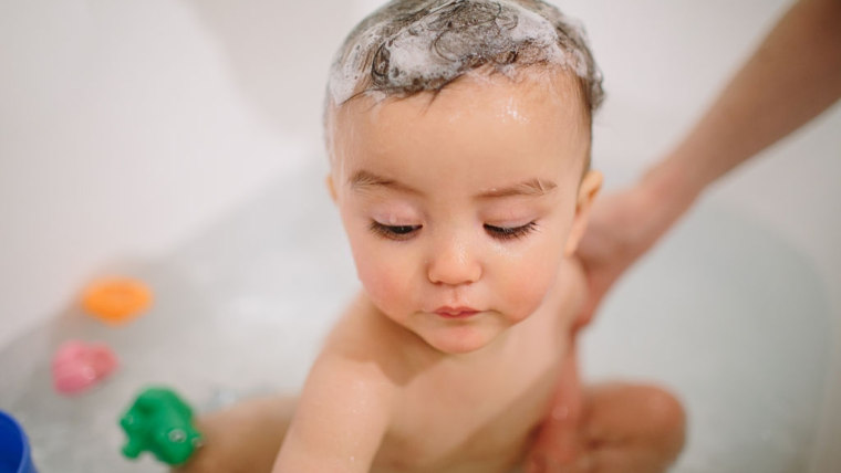 Cara Menebalkan Rambut Bayi dengan Produk Shampo Khusus Bayi Moms!