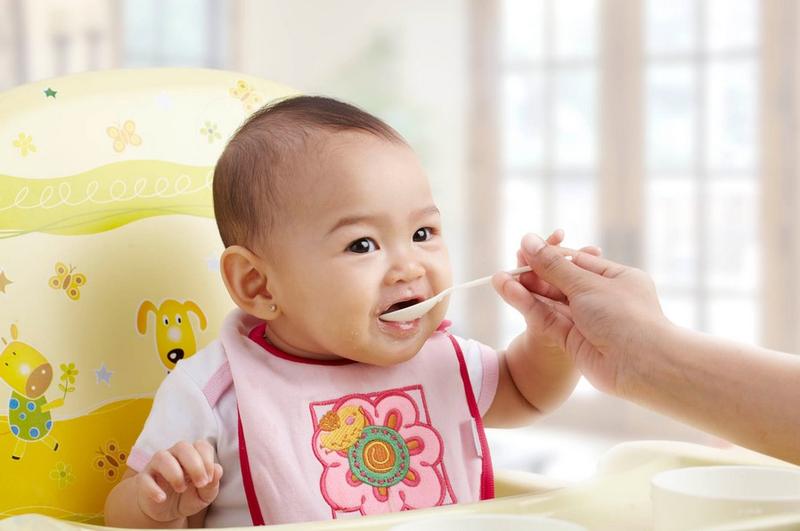 Si Kecil Berusia 6 bulan? Coba Beri Makanan MPASI Pertama untuk Bayi!