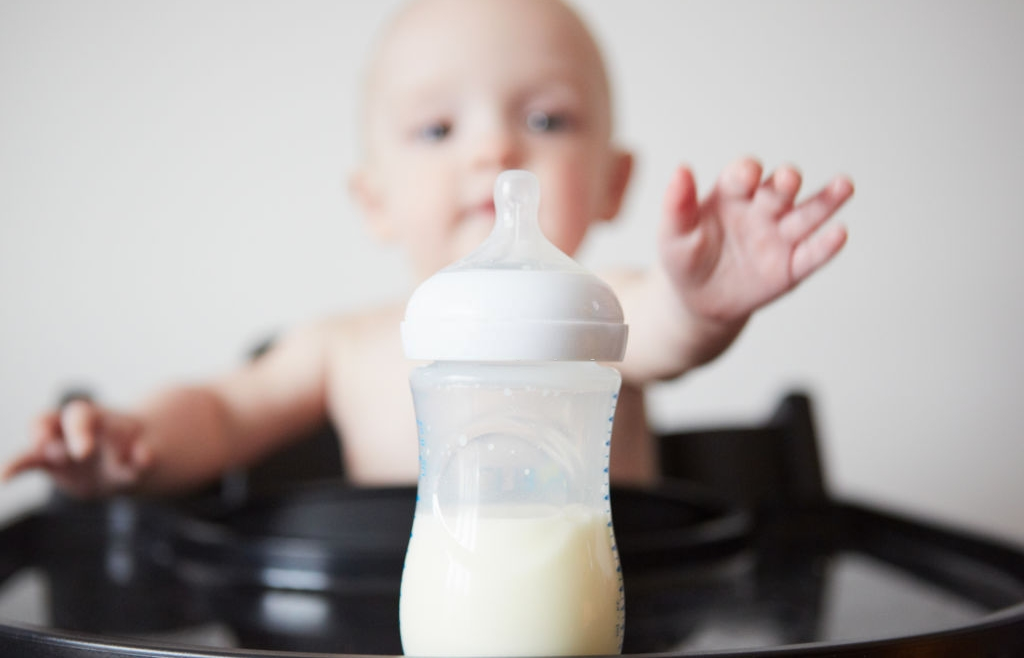 Si Kecil Minum Sufor? Ini Panduan Memilih Susu Formula Bayi Terbaik