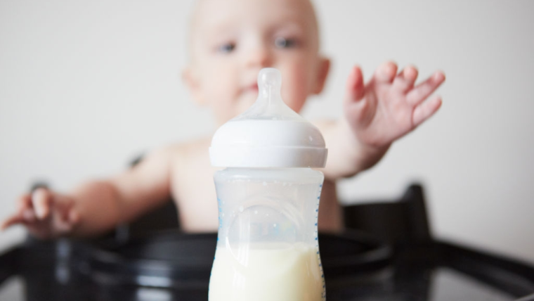 Si Kecil Minum Sufor? Ini Panduan Memilih Susu Formula Bayi Terbaik