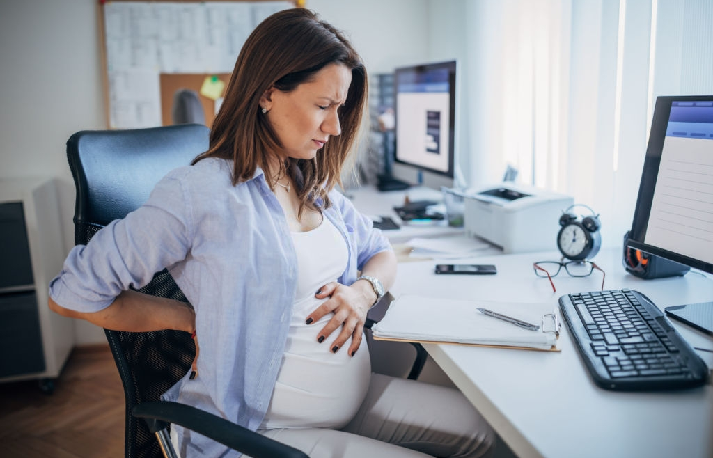 Ini Dia Cara Mudah Obati Sakit Pinggang Bawah yang Bisa Moms Coba