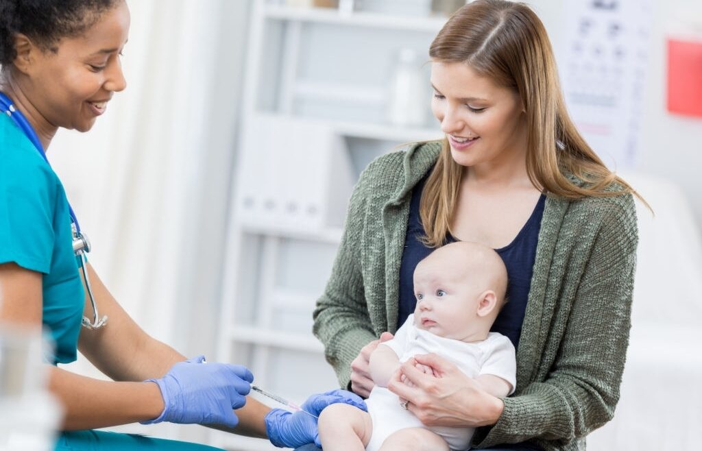 Moms Wajib Tahu, Ini Tahapan Suntik Imunisasi Bayi Lengkap