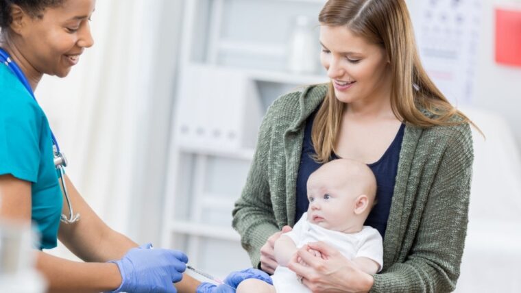 Moms Wajib Tahu, Ini Tahapan Suntik Imunisasi Bayi Lengkap