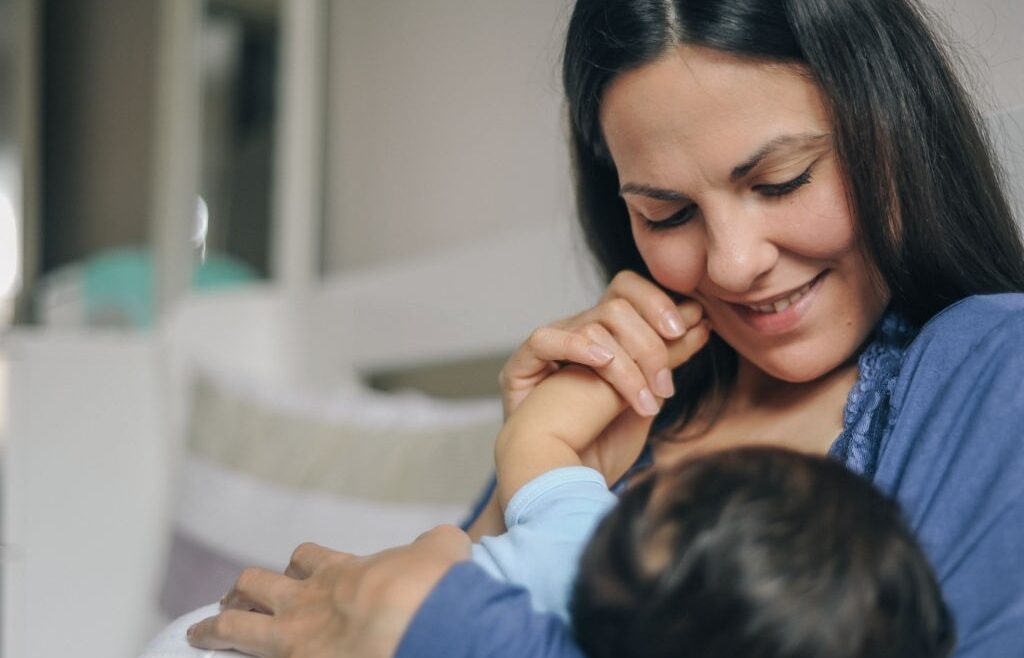 Moms Harus Tahu Cara Menyusui Bayi yang Baik Agar si Kecil Nyaman