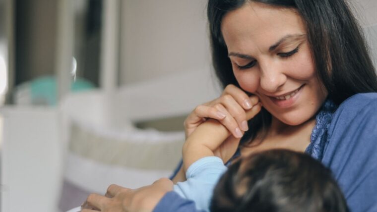 Moms Harus Tahu Cara Menyusui Bayi yang Baik Agar si Kecil Nyaman