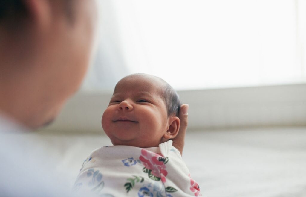 Perkembangan Bayi 1 Bulan, Mulai Bisa Kenali Orang Tua Lho Moms