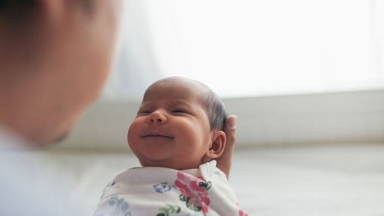 Perkembangan Bayi 1 Bulan, Mulai Bisa Kenali Orang Tua Lho Moms