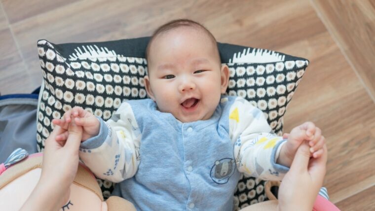 Perkembangan Bayi 8 Bulan, Si Kecil Semakin Aktif Bermain