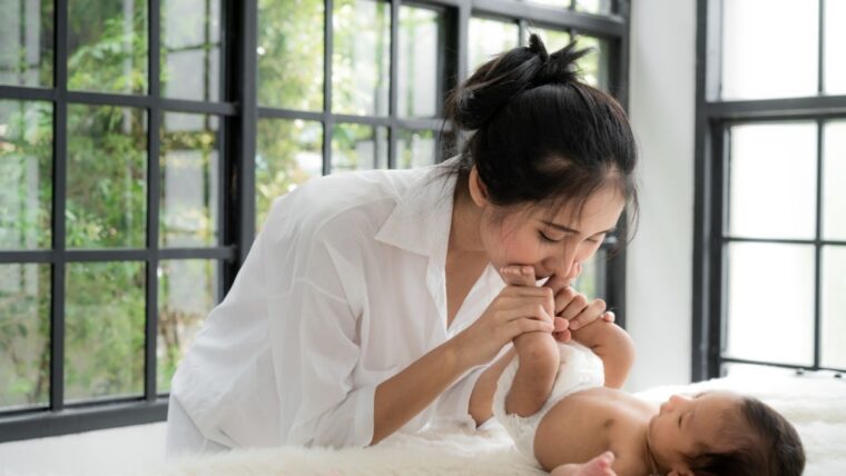 Perkembangan Bayi 4 Bulan, Si Kecil Mulai Belajar Bicara Moms